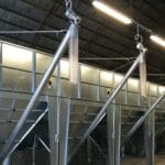 Una gran nave industrial con silos metálicos
