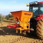 Abonadora Motyl con accesorio para abonado de arboledas
