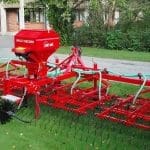 Multi-Seeder montada en rastrillador WEEDER. Dos tareas que realiza a la vez ahorrando tiempo y dinero
